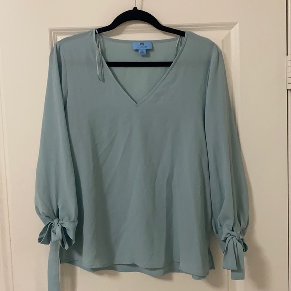 FREE SHIPPING Flowy V-Neck - Picture 1 of 3